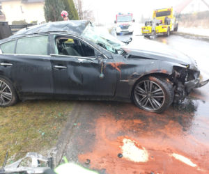 21-latek pędził luksusowym Infiniti na złamanie karku. Dachował i może mówić o dużym szczęściu