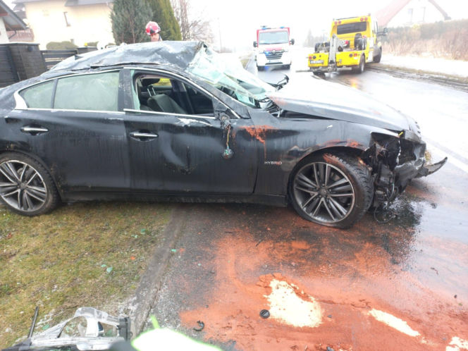 21-latek pędził luksusowym Infiniti na złamanie karku. Dachował i może mówić o dużym szczęściu