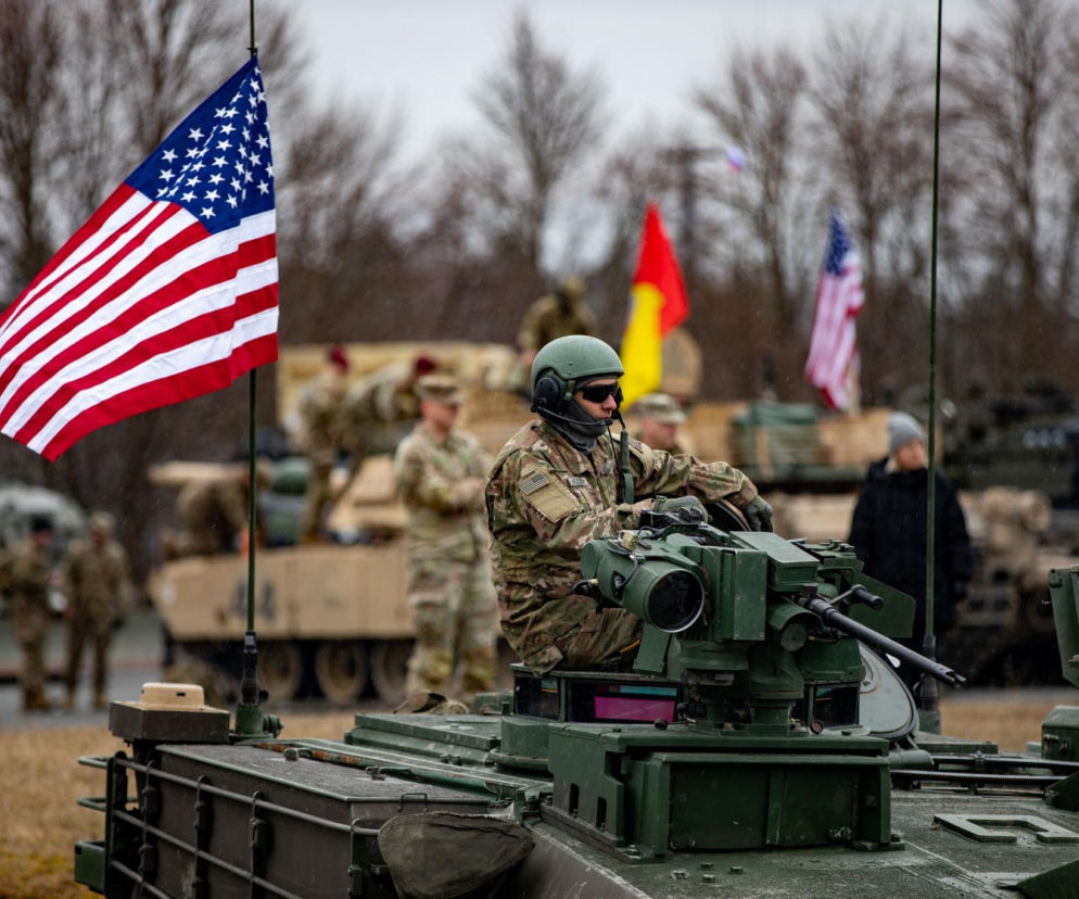 Amerykański żołnierz na pojeździe wojskowym z flagą USA. O zmianach w strategii NATO przeczytasz na SE Portal Obronny.