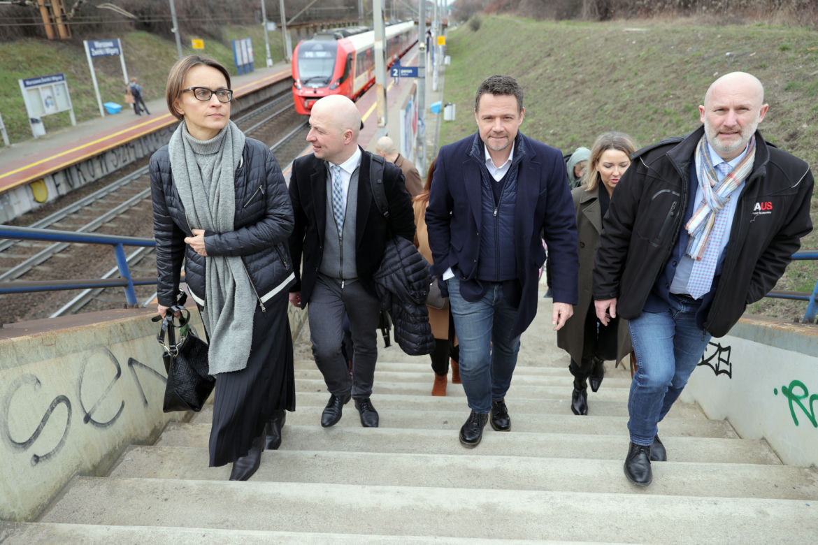 Rafał Trzaskowski spełnił niecodzienną prośbę uczniów. Pisał im usprawiedliwienia w pociągu!