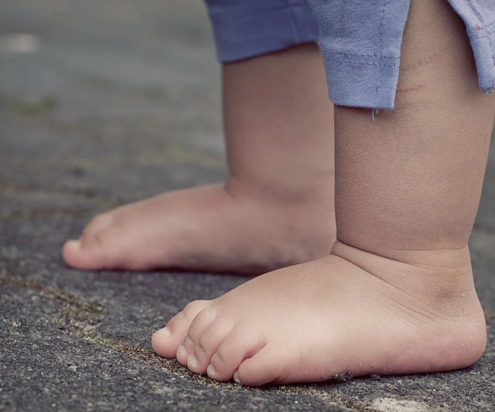Konin: Matka ZOSTAWIŁA 14-miesięczne dziecko na klatce schodowej! 