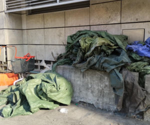 Bałagan na zapleczu warszawskiej Biedronki