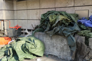 Bałagan na zapleczu warszawskiej Biedronki