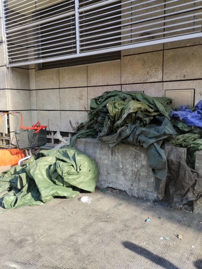 Bałagan na zapleczu warszawskiej Biedronki