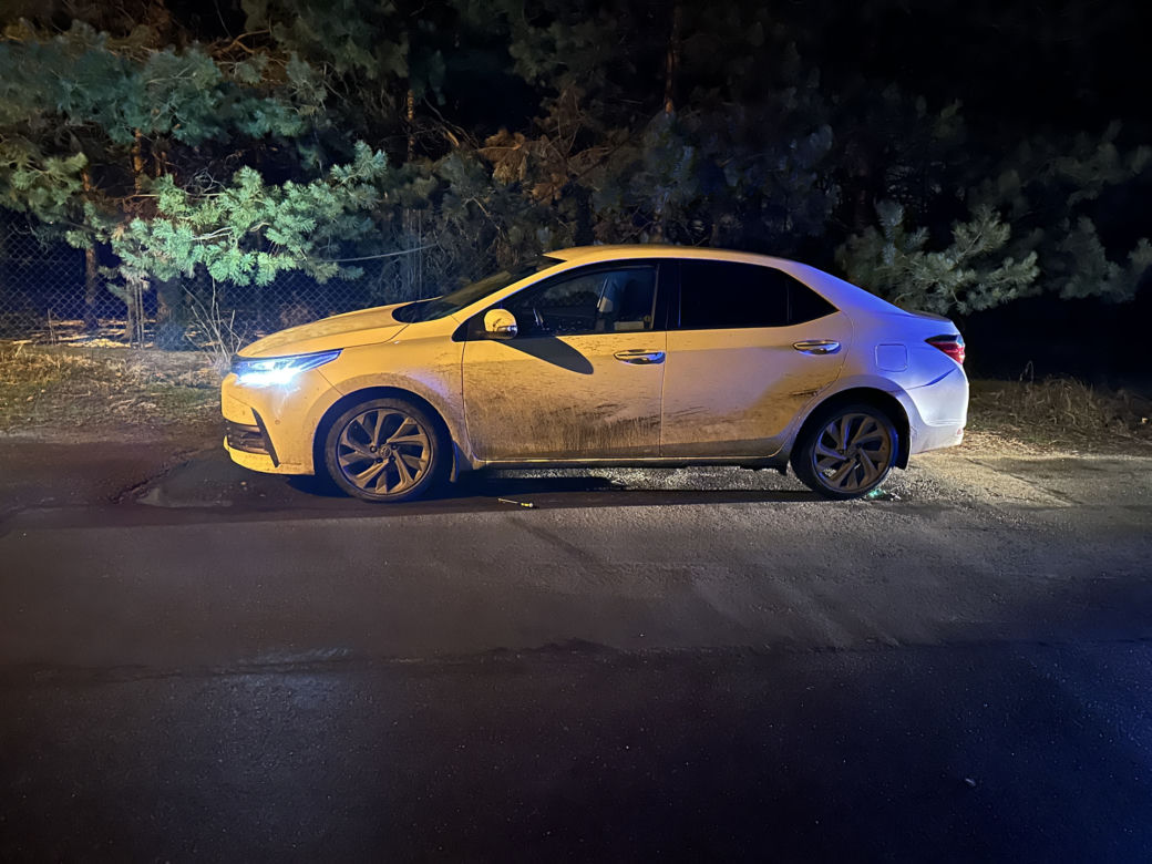 Pościg za kradzioną toyotą przez 5 powiatów! Złodzieje porzucili auto i uciekli w las. Trwa obława