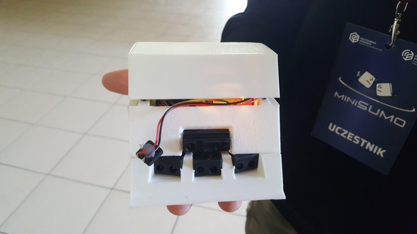 Walki robotów na Politechnice Bydgoskiej. Uczniowie sami zbudowali autonomiczne maszyny