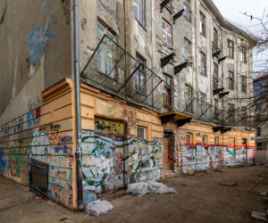 Mieszkania z widokiem na tęczę, a w rogu dinozaur. Ruina przejdzie remont