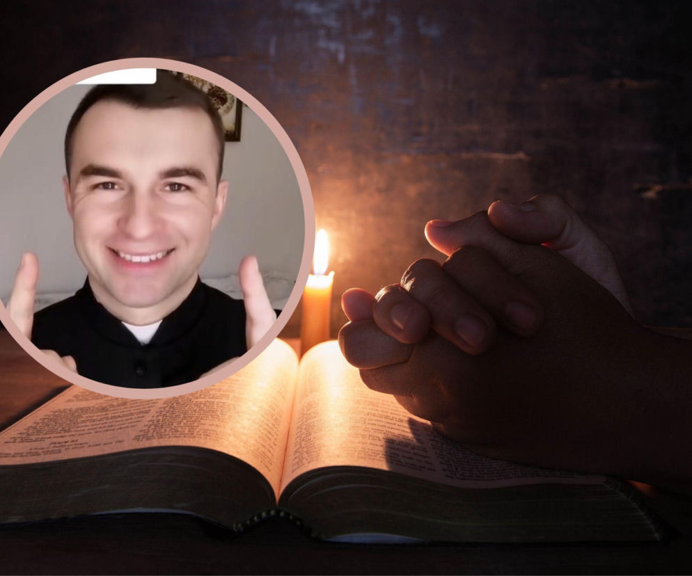 Złożone do modlitwy dłonie nad Biblią. Na miniaturze uśmiechnięty ksiądz Sebastian Picur. O grzechu babci przeczytasz na SE.
