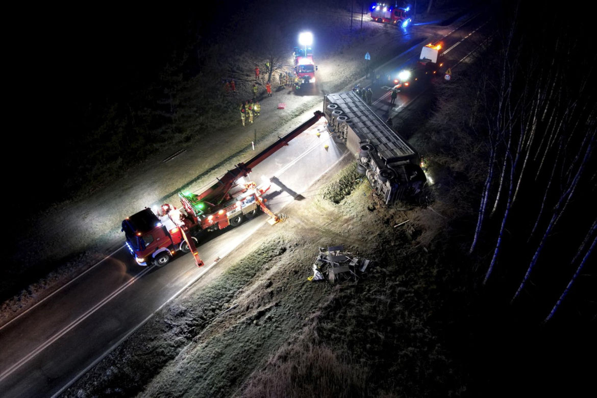Wypadek tira na drodze krajowej nr 70. Zginęło kilkadziesiąt świń [ZDJĘCIA].