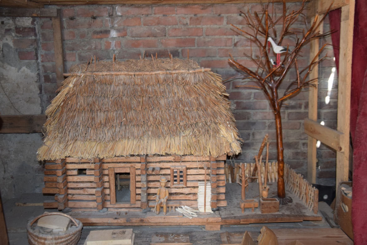  Trześń. Piękne zabawki z drewna struga Pan Jan  