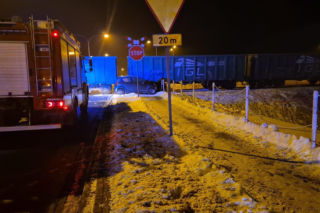 Na przejeździe kolejowo-drogowym przy ul. Piaskowej w Siedlcach auto osobowe zderzyło się z pociągiem towarowym