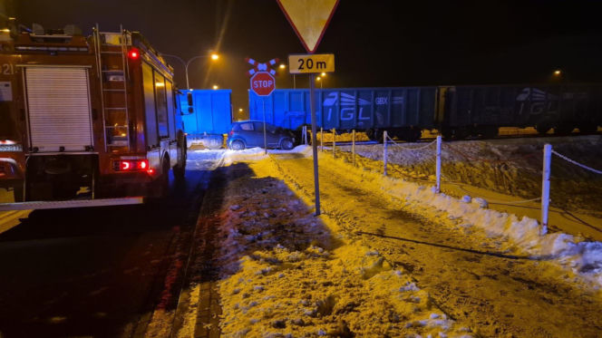Na przejeździe kolejowo-drogowym przy ul. Piaskowej w Siedlcach auto osobowe zderzyło się z pociągiem towarowym