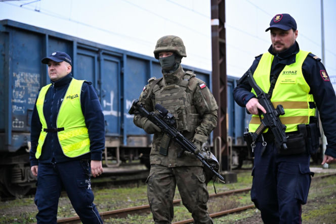 Wojsko patroluje dworzec w Koszalinie