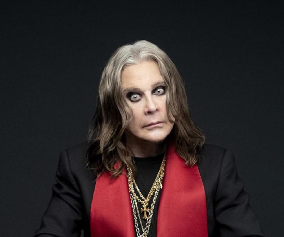 Muzyk Ozzy Osbourne z mocnym makijażem oczu i złotymi łańcuchami. O sukcesie Crazy Train na Spotify czytaj w EskaRock.
