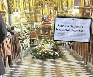 Słońce wyszło na pogrzebie braci, którzy zginęli w katastrofie śmigłowca. Złączyła ich tajemnica śmierci