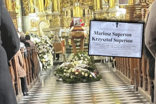 Słońce wyszło na pogrzebie braci, którzy zginęli w katastrofie śmigłowca. Złączyła ich tajemnica śmierci