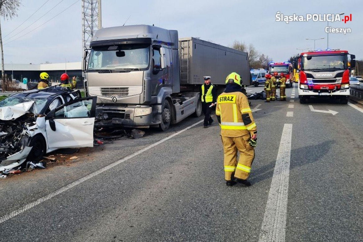 Ustroń. Znany biznesmen zginął w wypadku. Jego mercedes huknął w tira i wyleciał w powietrze. Wśród poszkodowanych kobieta w ciąży [ZDJĘCIA]
