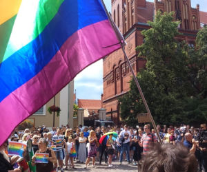  Toruń mówi NIE mowie nienawiści! Tęczowy wiec na Rynku Staromiejskim [ZDJĘCIA]