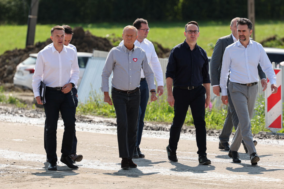 Donald Tusk w Męcinie. Premier odwiedził budowę największego tunelu kolejowego w Polsce