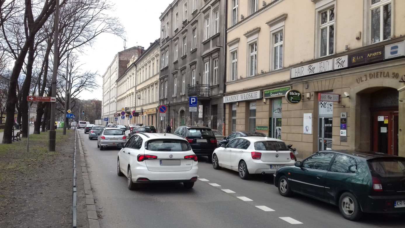 Kraków: Urzędnicy zabrali jeden pas na Dietla i zrobili tam... parking