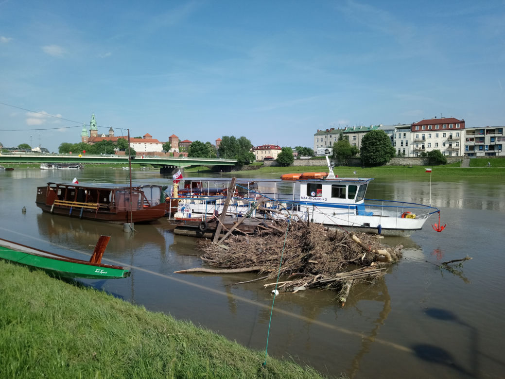 Kraków: Syf, smród i tony śmieci. Tak wyglądają bulwary wiślane po powodzi