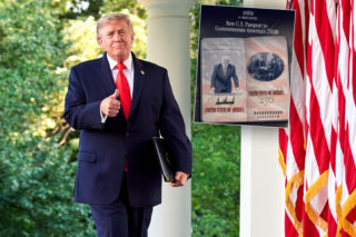 Donald Trump na amerykańskim paszporcie. „Witamy, ale bądź grzeczny”