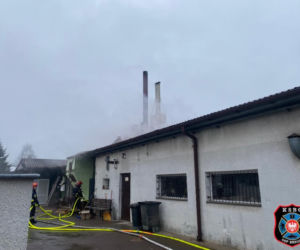 Pożar w podbydgoskiej Brzozie. Zapalił się dach stolarni [ZDJĘCIA]