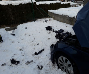 Zabrzeż. Skoda WBIŁA SIĘ w betonowy słup. Uwaga na śliskie drogi!