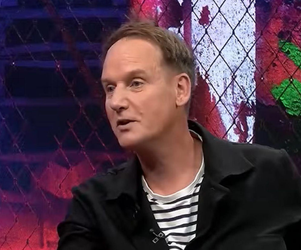 Kucharz Pascal Brodnicki podczas wywiadu. O jego karierze i polskiej kuchni przeczytasz na Mediateka.