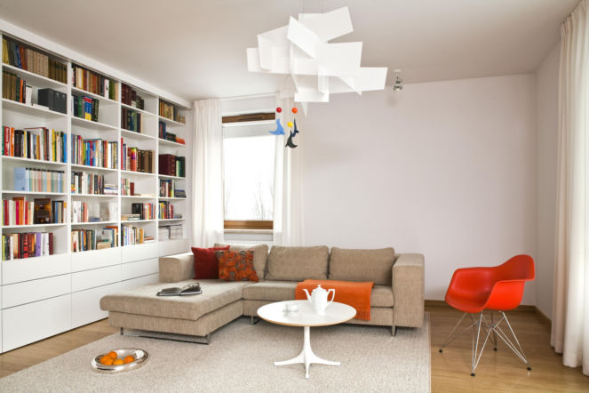 Zasłony w oknach, gruby dywan pokrywający jak największą część podłogi, regały z książkami i tapicerowane meble – to najprostsze sposoby ograniczenia pogłosu