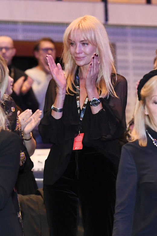 Agnieszka Woźniak-Starak płacze po projekcji filmu zmarłego męża