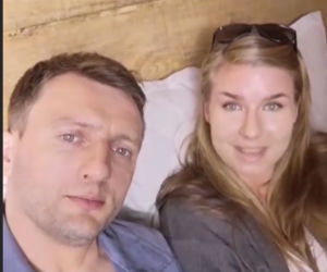 M jak miłość po wakacjach 2019. Bartek (Arkadiusz Smoleński) i makijażystka serialu Olga Lamirowska