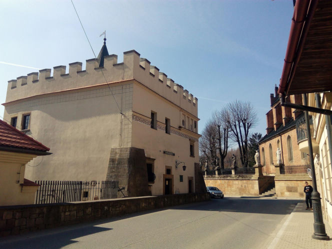 To najpiękniejsze miasto w Małopolsce. Jest porównywane do Krakowa, kiedyś było uznawane za stolicę Polski