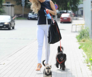 Joanna Krupa sprząta kupy po pupilkach