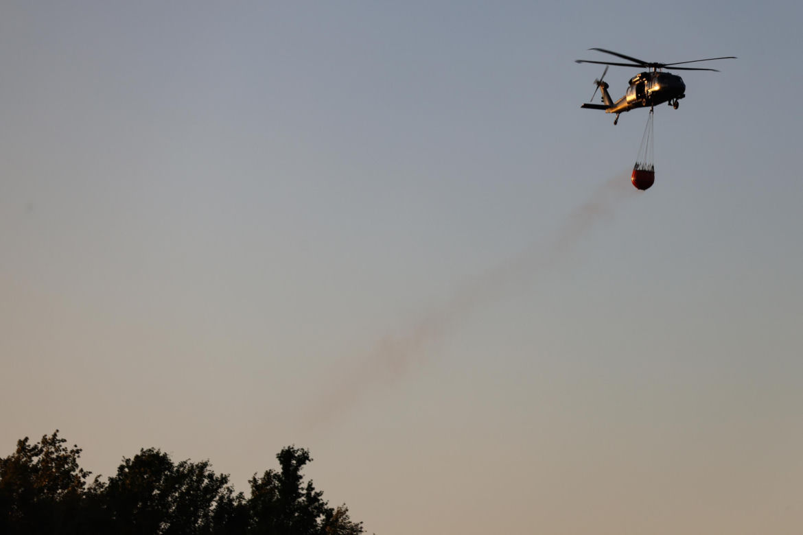 Wielki pożar pod Warszawą. Strażacy walczą z żywiołem