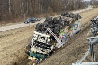 Ciężarówka dachowała po zderzeniu z osobówką. Groźna kolizja na A2 w powiecie mińskim!
