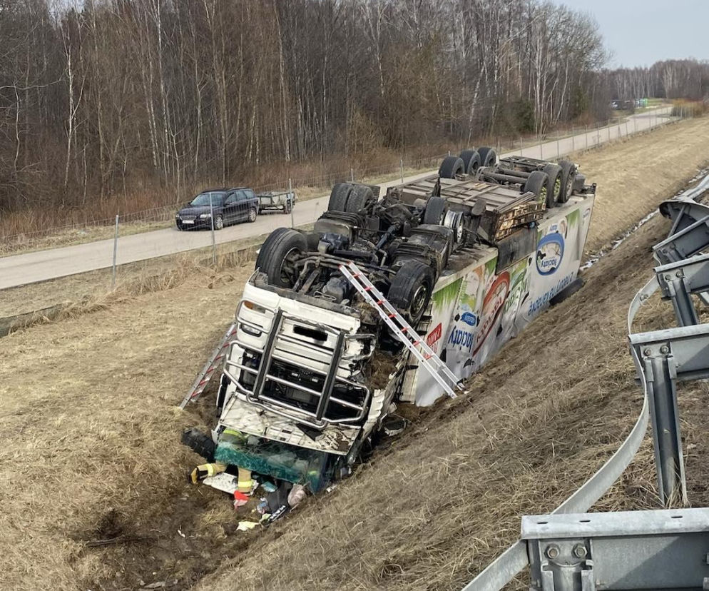 Ciężarówka dachowała po zderzeniu z osobówką. Groźna kolizja na A2 w powiecie mińskim!
