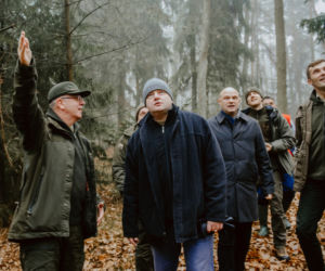 Przed Urzędem Marszałkowskim w Toruniu stanie dwudziestometrowa choinka