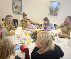 Malowanie bombek- przyjaciele dzieciom