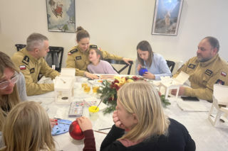 Malowanie bombek- przyjaciele dzieciom