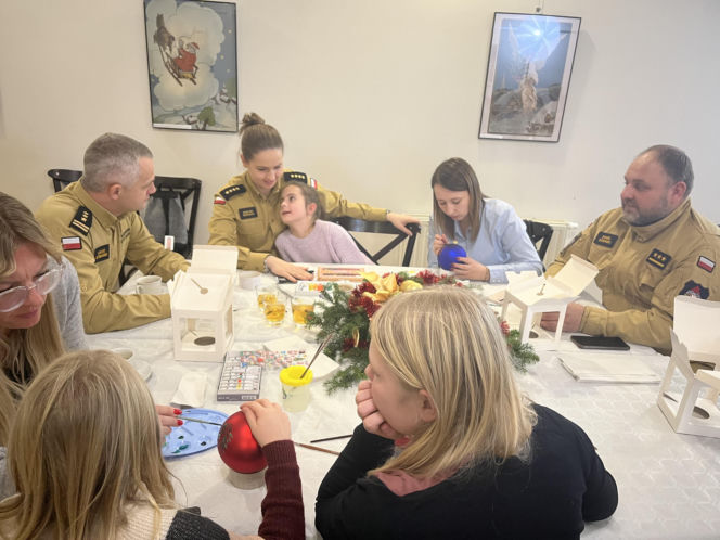 Malowanie bombek- przyjaciele dzieciom