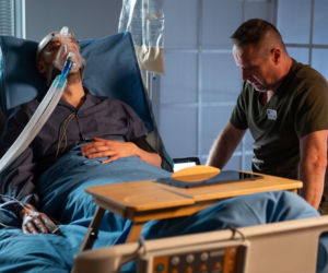 Na dobre i na złe odc. 980. Aleks/ Aleś (Paweł Małaszyński), Leszek (Sebastian Świerszcz)