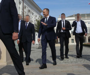 Karol Nawrocki spaceruje z sympatykami