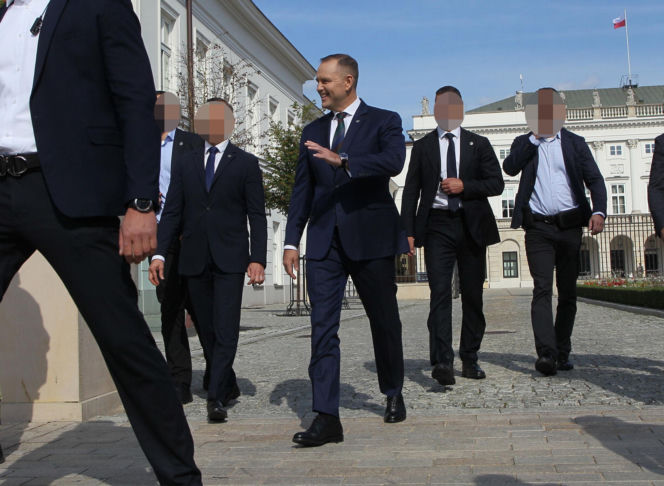 Karol Nawrocki spaceruje z sympatykami