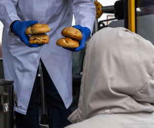 Na ulice Rzeszowa wyruszył „Autobus Ciepła”. W tych miejscach potrzebujący będą mogli skorzystać z pomocy