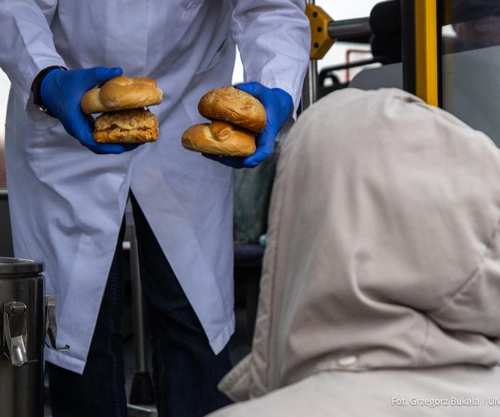 Na ulice Rzeszowa wyruszył „Autobus Ciepła”. W tych miejscach potrzebujący będą mogli skorzystać z pomocy