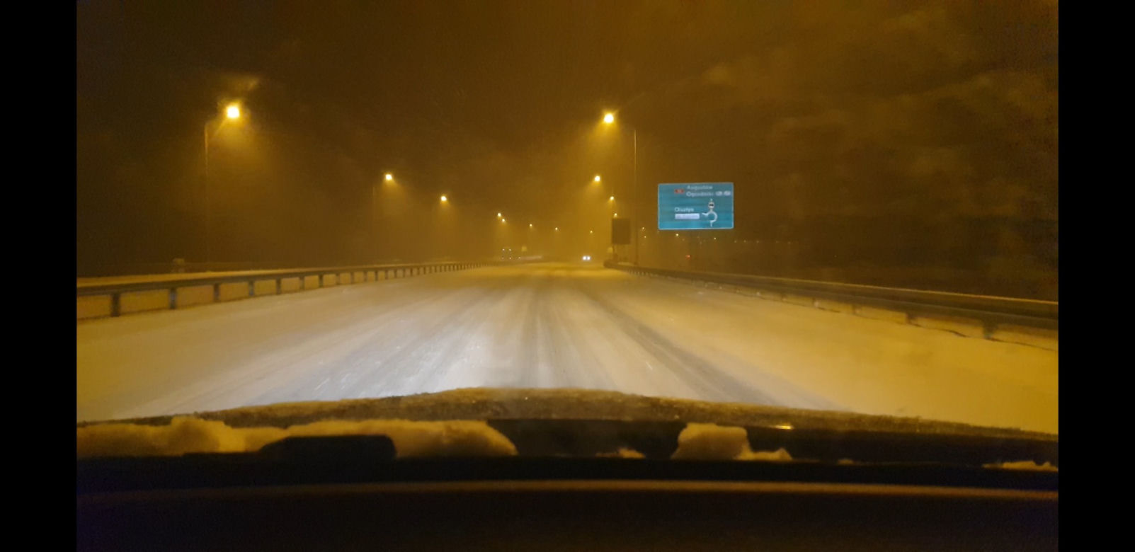 Trudne warunki na drogach Warmii i Mazur. Intensywne opady śniegu dają się we znaki kierowcom