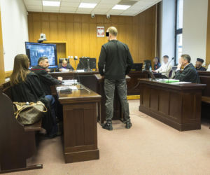 Co widać na nagraniu ataku nożem na Nowym Świecie? Sąd odtworzył szokujący materiał