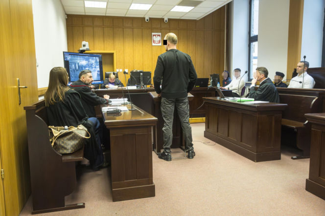 Co widać na nagraniu ataku nożem na Nowym Świecie? Sąd odtworzył szokujący materiał