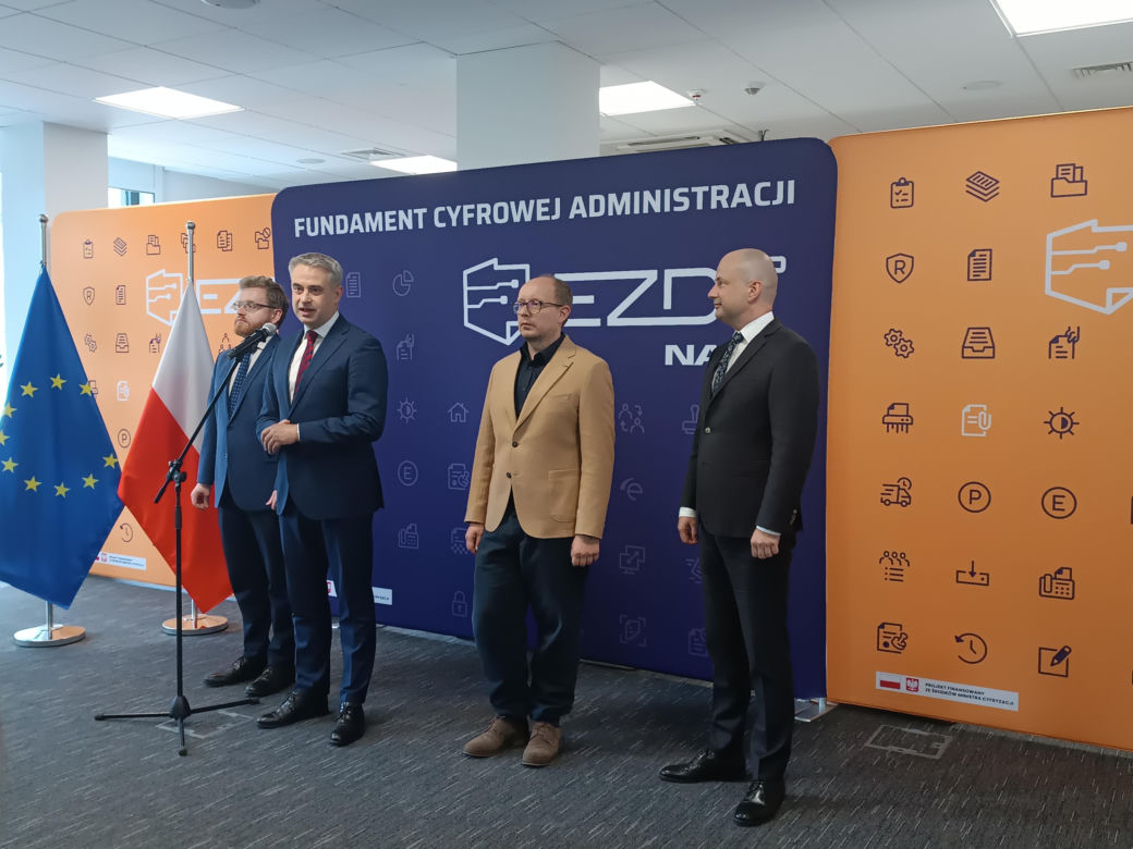 Koniec papierologii w urzędach? Rząd stawia na cyfryzację i darmowy system dla każdego